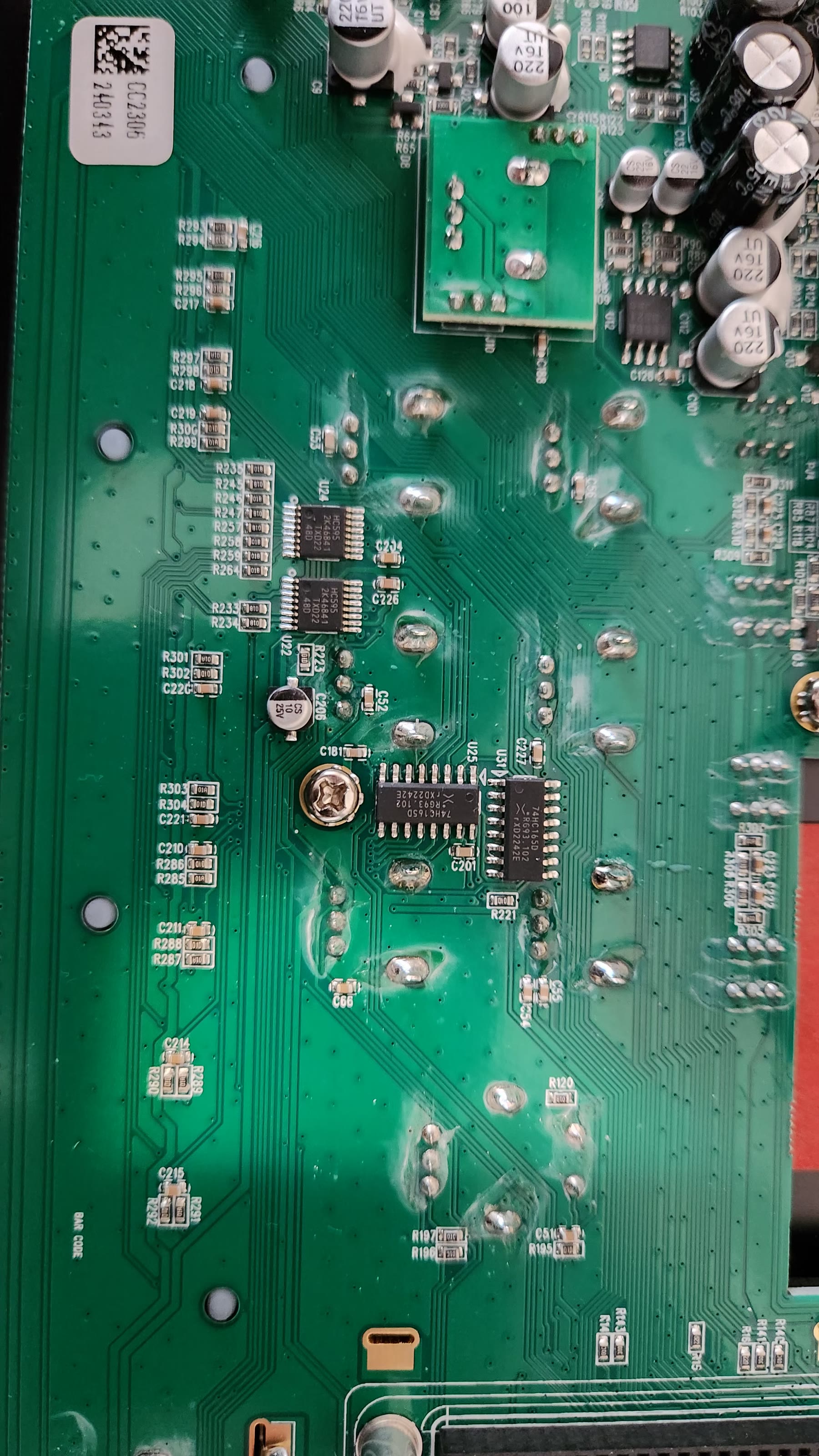Close-up of parallel-input and serial-output shift register chips on the mainboard