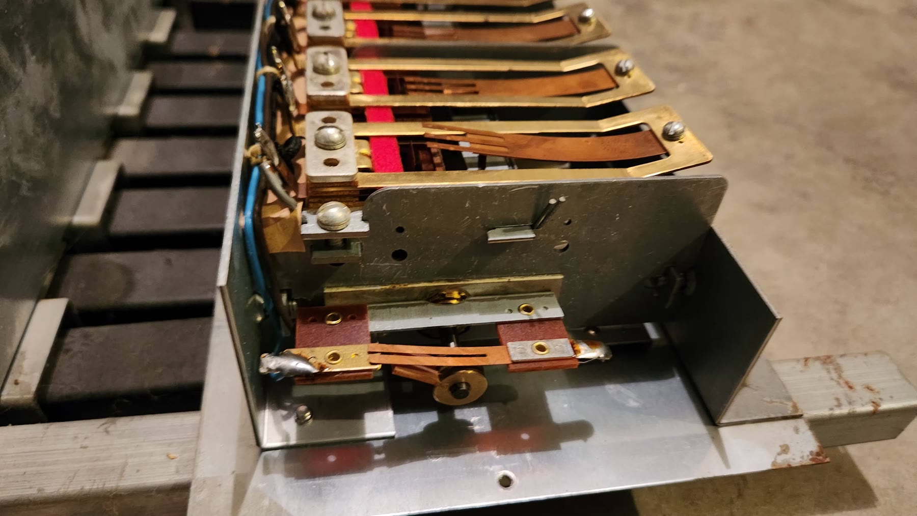 Close-up of the mechanical pedal switch contact wires